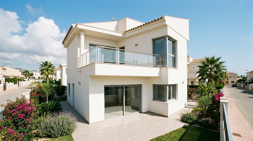 Exterior de vivienda unifamiliar moderna de dos plantas con terraza y jardin, tipica de la Costa Blanca