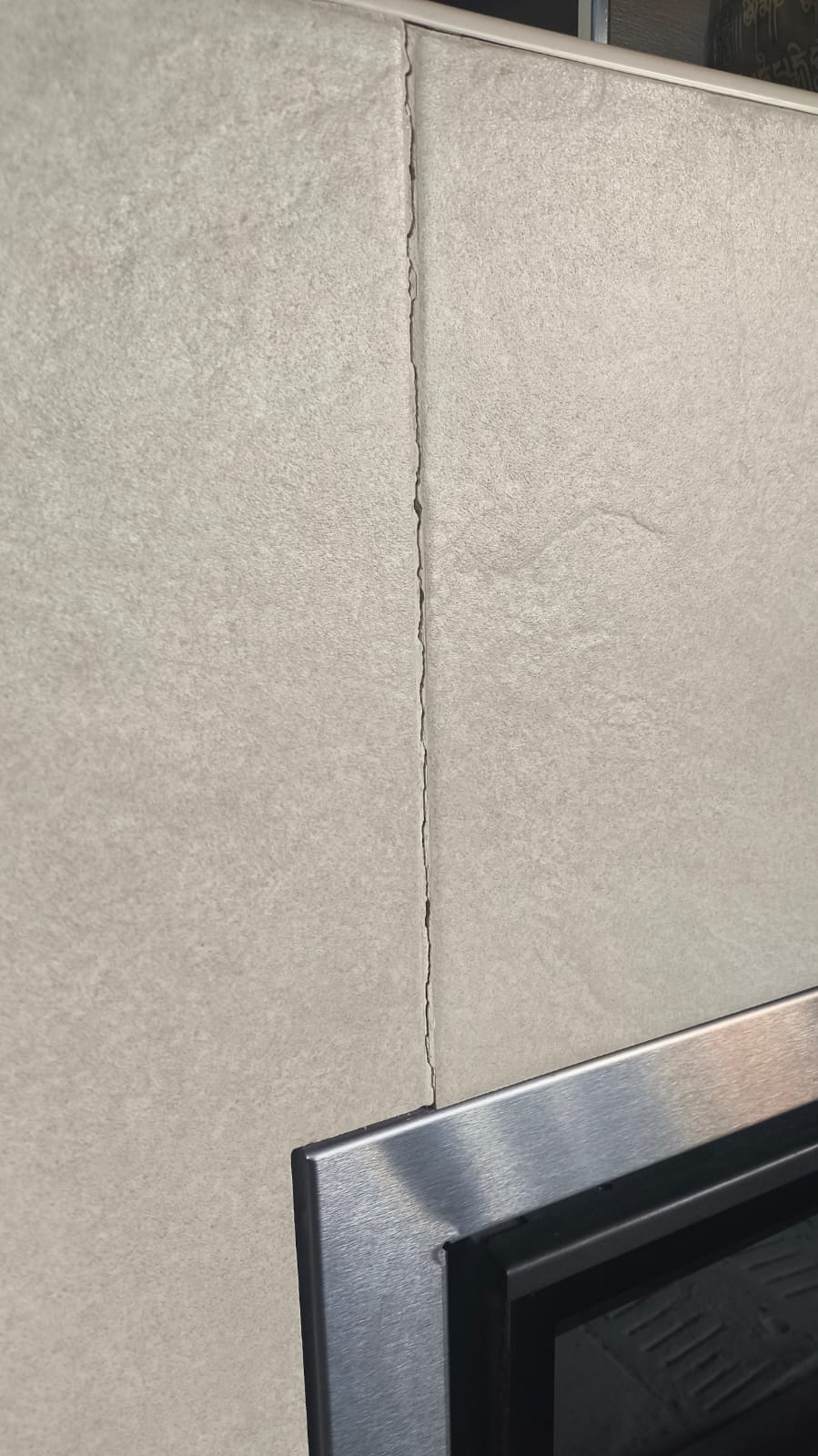 Fisura fina y discreta en pared enlucida de una vivienda