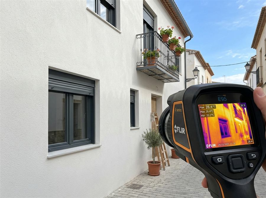 Camara termografica en fachada exterior de vivienda en reforma